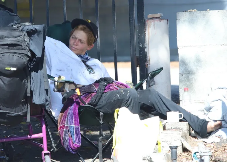 Uznemirujuće fotografije nekada&scaron;nje slavne ljepotice: Preživljava na ulici i leži u bolovima...