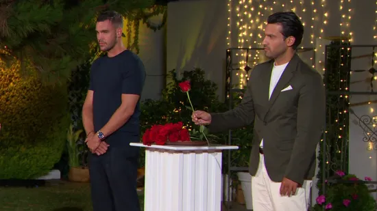 Dvije djevojke &scaron;okirale Petra i odbile njegovu ružu: 'Sviđa mi se Karlo'