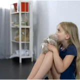 &Scaron;to učiniti ako vam dijete krene pričati detalje o duhu u sobi ili o pro&scaron;lom životu?