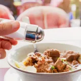 Znanstvenici upozoravaju: Dodavanje ove namirnice u hranu povećava rizik od depresije