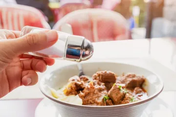 Znanstvenici upozoravaju: Dodavanje ove namirnice u hranu povećava rizik od depresije