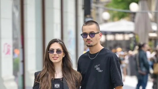 Jolina kći uživa u Parizu: Pohvalila se ekskluzivnim mjestom na kojem je popila kavu s dečkom