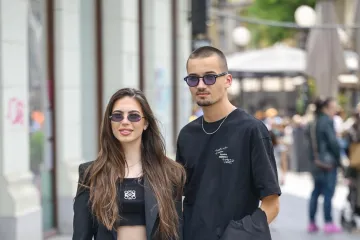 Jolina kći uživa u Parizu: Pohvalila se ekskluzivnim mjestom na kojem je popila kavu s dečkom