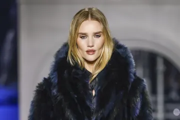 &Scaron;to se dogodilo s licem slavne ljepotice? Rosie Huntington-Whiteley izgleda neprepoznatljivo