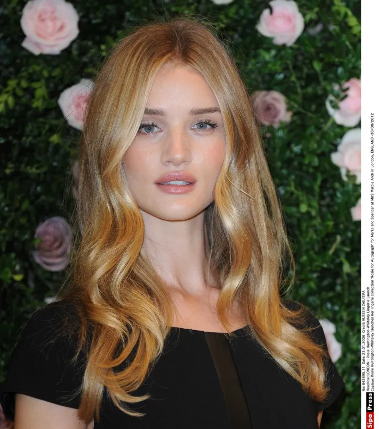 &Scaron;to se dogodilo s licem slavne ljepotice? Rosie Huntington-Whiteley izgleda neprepoznatljivo