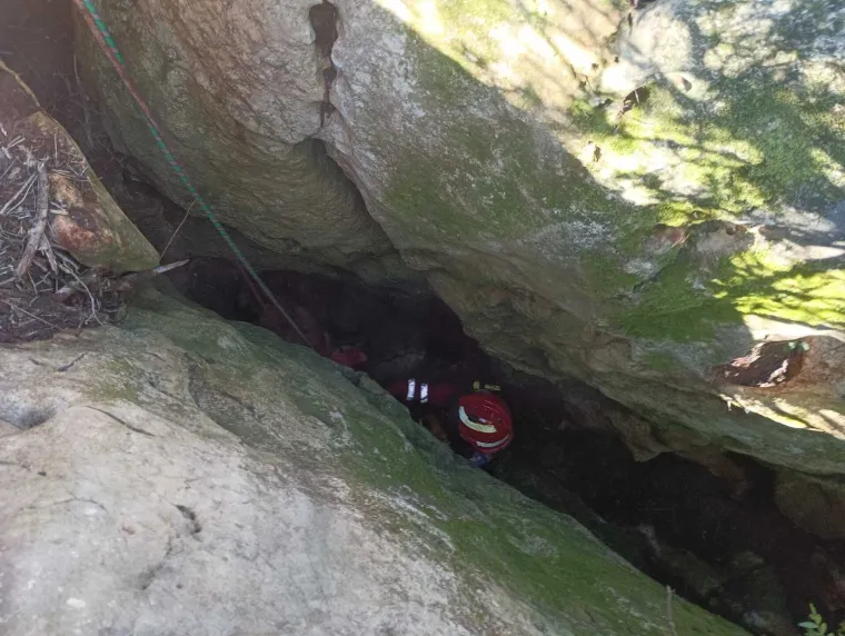 Igra se pretvorila u dramu: Pas i vlasnik upali u jamu od 20 metara, spasio ih HGSS