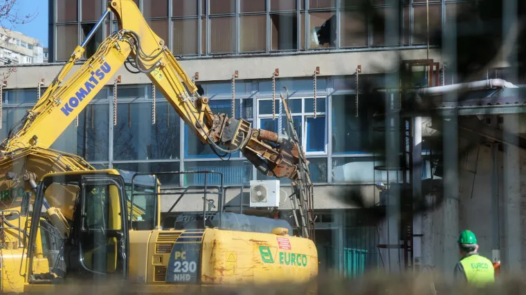 Bageri krenuli s ru&scaron;enjem oko Vjesnika: Na 15. katu postavili posebne podupirače