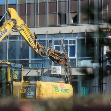 Bageri krenuli s ru&scaron;enjem oko Vjesnika: Na 15. katu postavili posebne podupirače