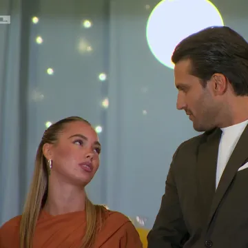 Intenzivan flert na cocktail-partyju! Petar ne skida pogled s jedne djevojke: