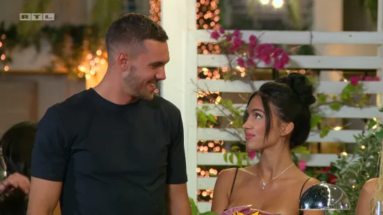 Njihov poljubac uzdrmao je vilu 'Gospodina Savr&scaron;enog', djevojke ne prestaju &scaron;u&scaron;kati