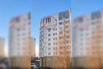 Dječak star 18 mjeseci pao s desetog kata, prolazinici ga spasili pomoću kaputa!