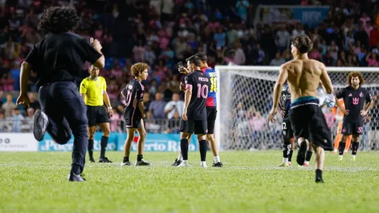 Messi u neobičnoj gužvi na terenu, ni sam nije znao &scaron;to se događa: Umalo ga ozlijedili!