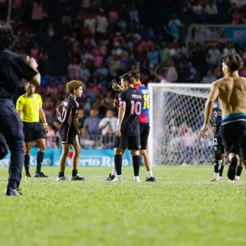 Messi u neobičnoj gužvi na terenu, ni sam nije znao &scaron;to se događa: Umalo ga ozlijedili!