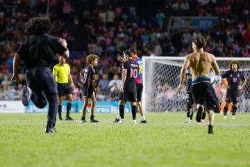 Messi u neobičnoj gužvi na terenu, ni sam nije znao &scaron;to se događa: Umalo ga ozlijedili!