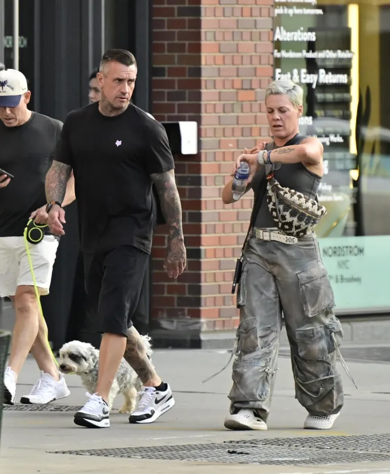 Pink bijesna zbog glasina o razvodu: 'Možda su mogli obavijestiti mene i djecu'