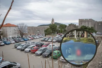 Dubrovčani vidjeli &scaron;to mladić (25) ima zakačeno na retrovizoru: Odmah su pozvali policiju