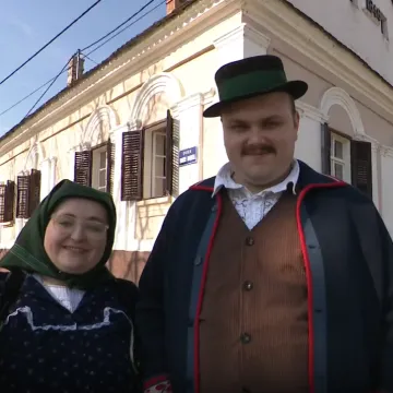 On voli tkati, a ona mu &scaron;trika: Ljubav iz Kru&scaron;evice njeguje &scaron;okačku tradiciju