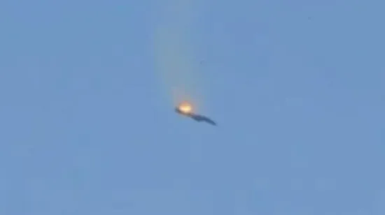 Pogledajte snimku pada američkog aviona! Oborio ga Iran ili je riječ o slučajnom pogotku?