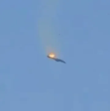 Pogledajte snimku pada američkog aviona! Oborio ga Iran ili je riječ o slučajnom pogotku?