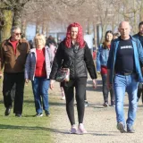 Svi su gledali u nju: Crvenokosa ljepotica u crnoj kombinaciji odu&scaron;evila sve prolaznike