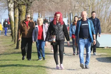 Svi su gledali u nju: Crvenokosa ljepotica u crnoj kombinaciji odu&scaron;evila sve prolaznike