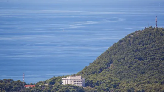 Velika mrlja pluta u moru u Dubrovniku: Oglasili se iz Vodovoda