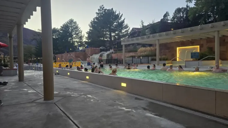 Raj između stijena i rijeke: Najveći termalni bazen na svijetu prirodno poziva na usporavanje