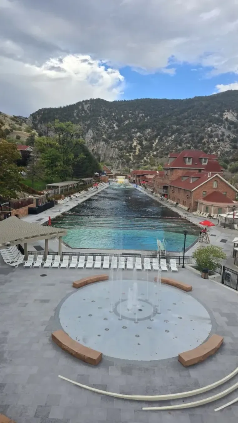 Raj između stijena i rijeke: Najveći termalni bazen na svijetu prirodno poziva na usporavanje