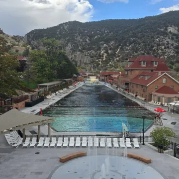 Raj između stijena i rijeke: Najveći termalni bazen na svijetu prirodno poziva na usporavanje