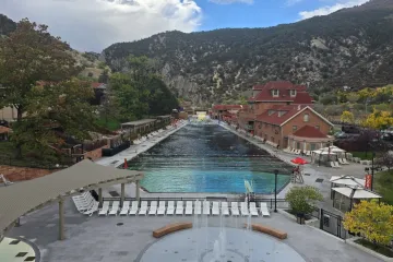 Raj između stijena i rijeke: Najveći termalni bazen na svijetu prirodno poziva na usporavanje