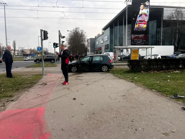 Stra&scaron;ni prizori ispred Avenue Malla u Zagrebu: Auto zavr&scaron;io na tračnicama, doznajemo detalje