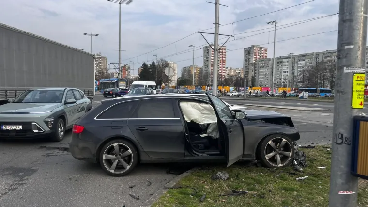 Stra&scaron;ni prizori ispred Avenue Malla u Zagrebu: Auto zavr&scaron;io na tračnicama, doznajemo detalje