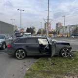 Stra&scaron;ni prizori ispred Avenue Malla u Zagrebu: Auto zavr&scaron;io na tračnicama, pogledajte snimku