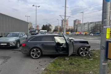 Stra&scaron;ni prizori ispred Avenue Malla u Zagrebu: Auto zavr&scaron;io na tračnicama, pogledajte snimku