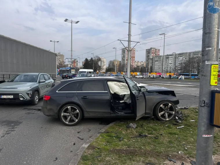 Stra&scaron;ni prizori ispred Avenue Malla u Zagrebu: Auto zavr&scaron;io na tračnicama, doznajemo detalje