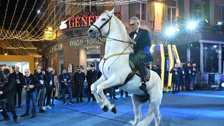 Poput princa na bijelom konju: Andrea Bocelli dojahao na najvažniji glazbeni događaj u Italiji
