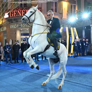 Poput princa na bijelom konju: Andrea Bocelli dojahao na najvažniji glazbeni događaj u Italiji