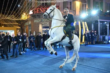 Poput princa na bijelom konju: Andrea Bocelli dojahao na najvažniji glazbeni događaj u Italiji