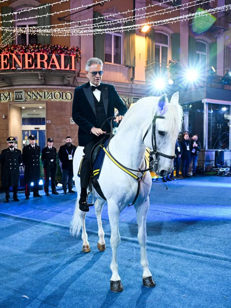 Poput princa na bijelom konju: Andrea Bocelli dojahao na najvažniji glazbeni događaj u Italiji