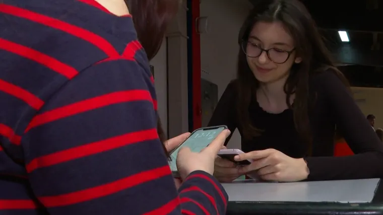 Odzvonilo mobitelima u &scaron;kolama: Razmi&scaron;lja li se i o strožoj zabrani za mlađe od 15?