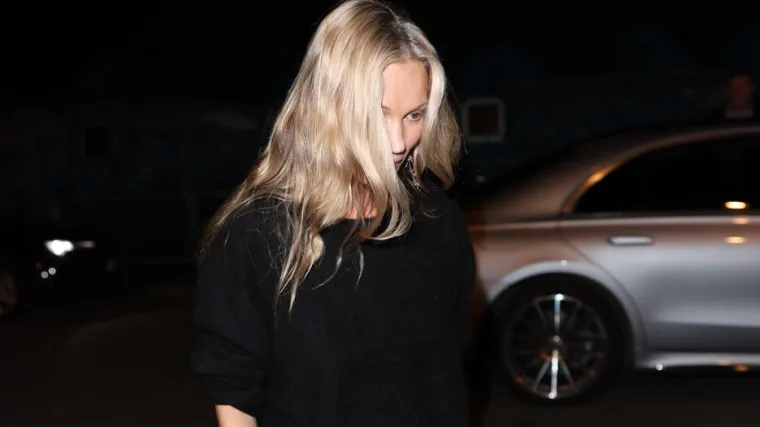 Umor ili ne&scaron;to drugo? Kate Moss uhvaćena ispred hotela, paparazzo fotke obi&scaron;le su svijet