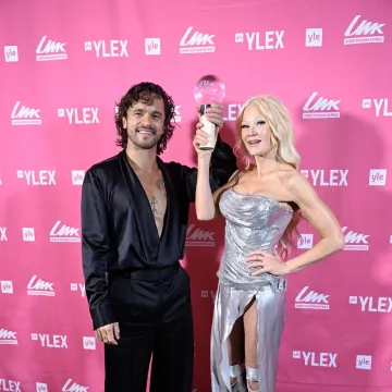 Nitko joj ne bi dao 56 godina: Za zgodnu finsku glazbenicu tvrde da će osvojiti Euroviziju