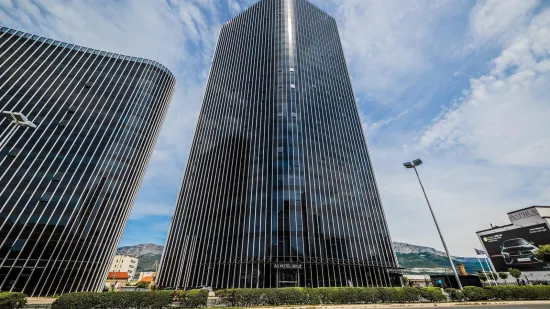 Skočio padobranom s najvi&scaron;eg nebodera u Hrvatskoj i sletio na auto