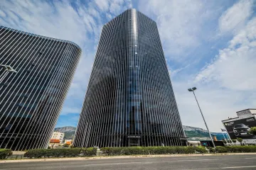 Skočio padobranom s najvi&scaron;eg nebodera u Hrvatskoj i sletio na auto