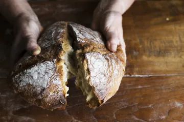 Stručnjaci upozoravaju: Nikada ne biste trebali jesti kruh s kojeg ste odrezali plijesan