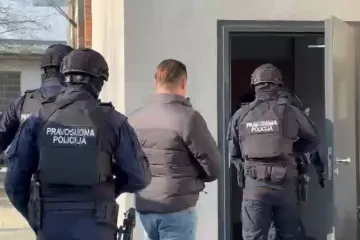 Srđan Mlađan stigao na sud pod velikom za&scaron;titom, dron sve nadlijeće