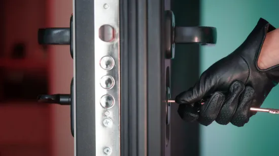 Označavao stanove, ali u jednom su ljudi bili doma: Taman kad je odustao, nai&scaron;ao je na policajca...