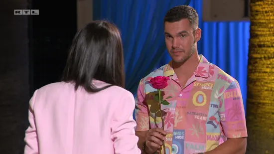 Dvije djevojke odbile Karlovu ružu! 'Od čovjeka kojeg želim upoznati sam dobila ružu, tako da tvoju neću'