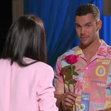 Dvije djevojke odbile Karlovu ružu! 'Od čovjeka kojeg želim upoznati sam dobila ružu, tako da tvoju neću'