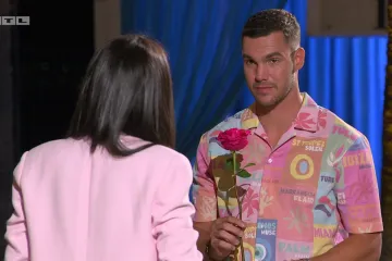 Dvije djevojke odbile Karlovu ružu! 'Od čovjeka kojeg želim upoznati sam dobila ružu, tako da tvoju neću'